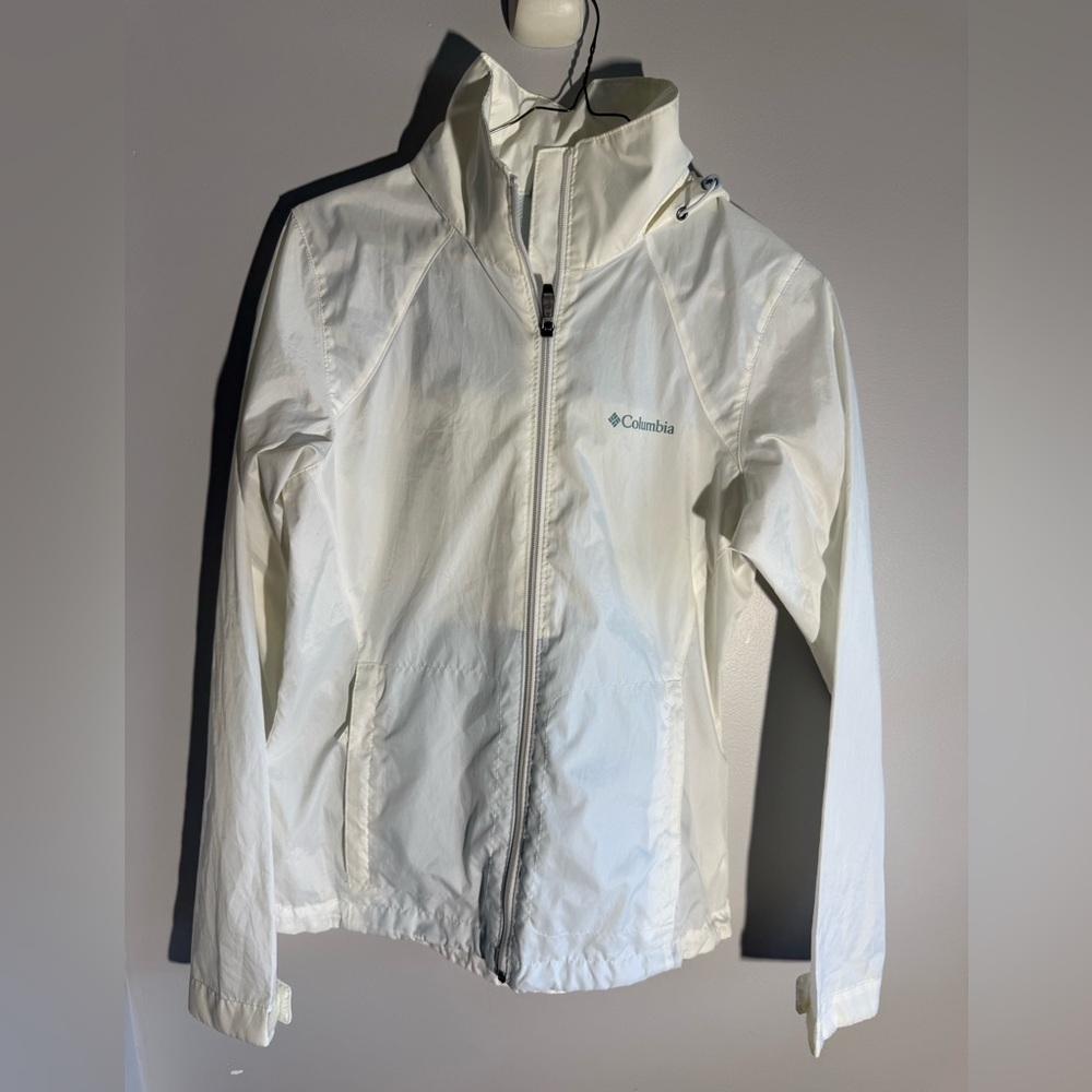 Columbia Sportswear women’s lightweight hooded windbreaker jacket